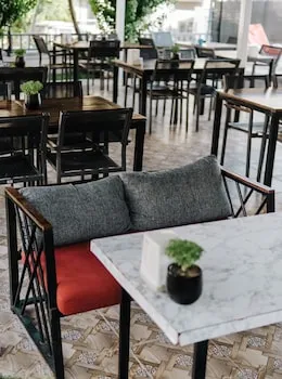 Avisos Hotel & Apartments