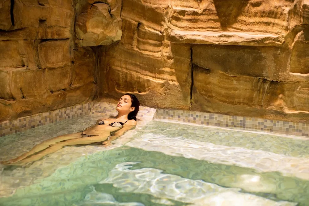 Kapalı spa küveti