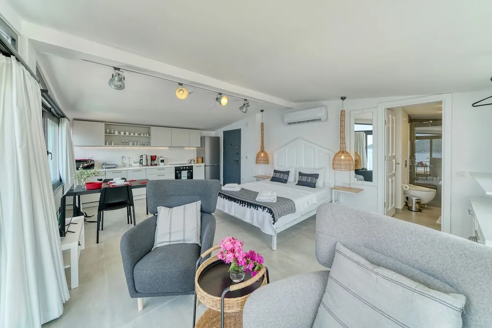 Deluxe Stüdyo, Denize Bakan