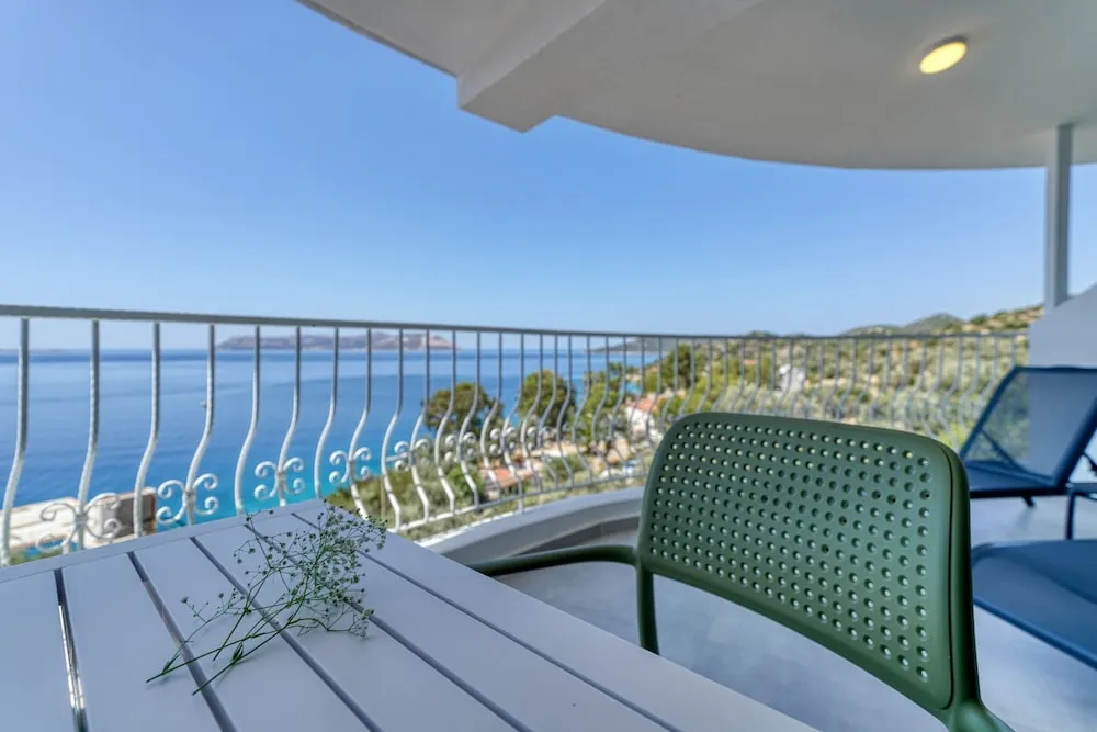 Luxury Daire, Denize Bakan