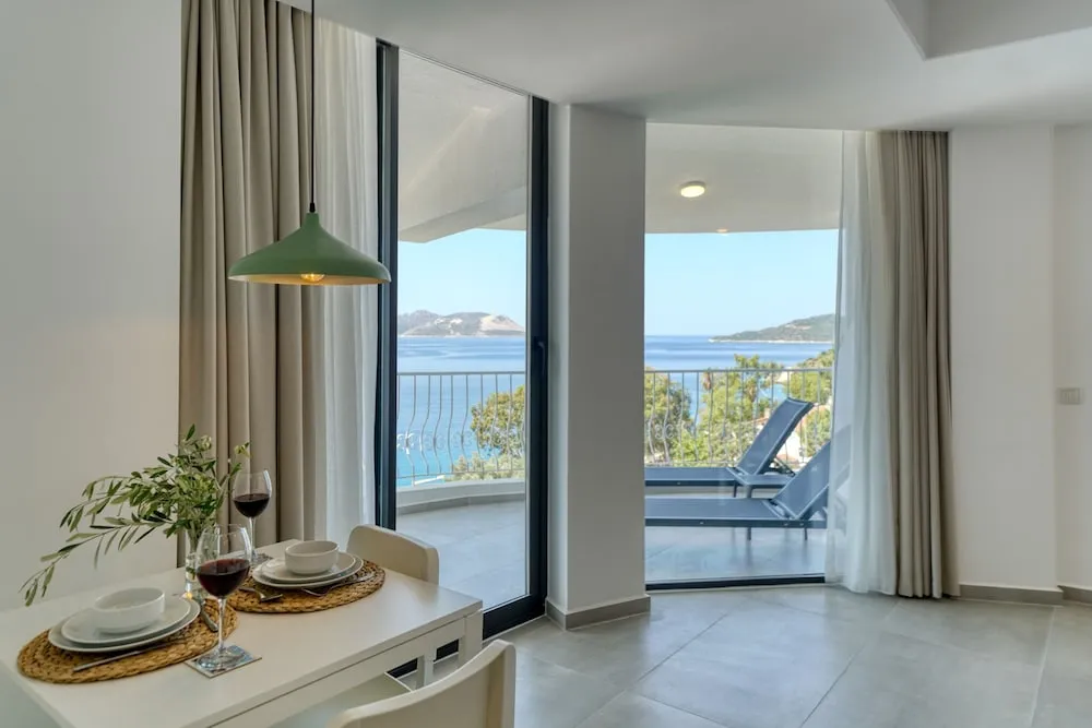 Luxury Daire, Denize Bakan