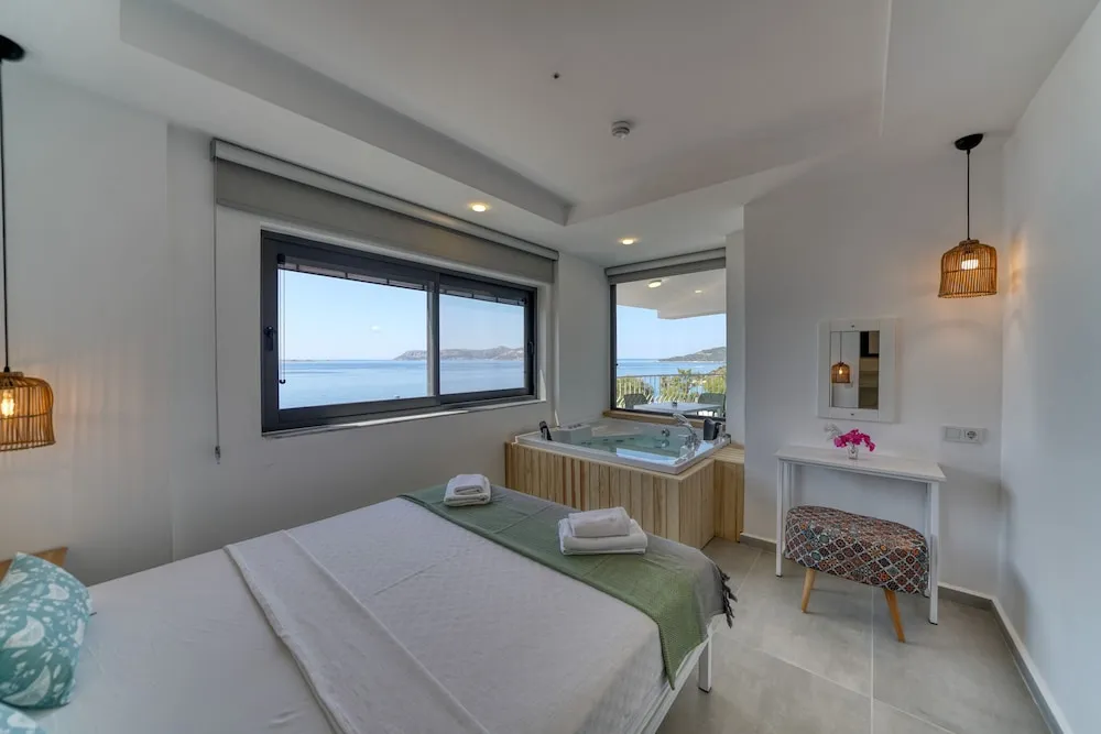 Luxury Daire, Denize Bakan