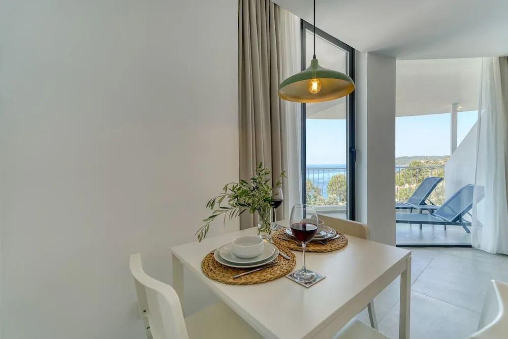 Luxury Daire, Denize Bakan