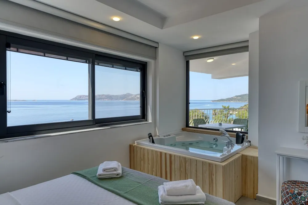 Luxury Daire, Denize Bakan