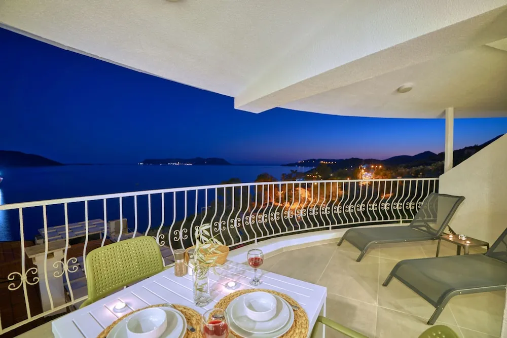Luxury Daire, Denize Bakan