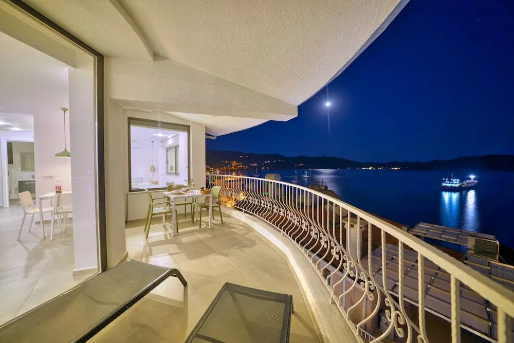Luxury Daire, Denize Bakan