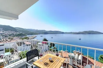 BlueNook Suites