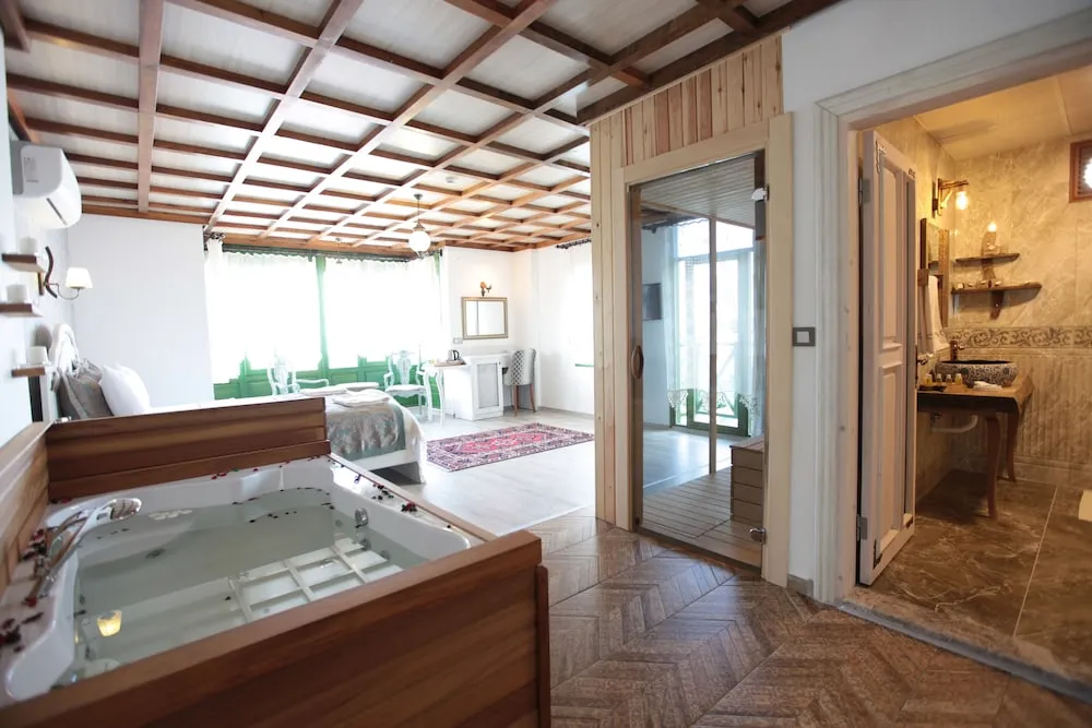 Luxury Tek Büyük Yataklı Oda, 1 En Büyük (King) Boy Yatak, Sigara İçilmez, Havuz Manzaralı