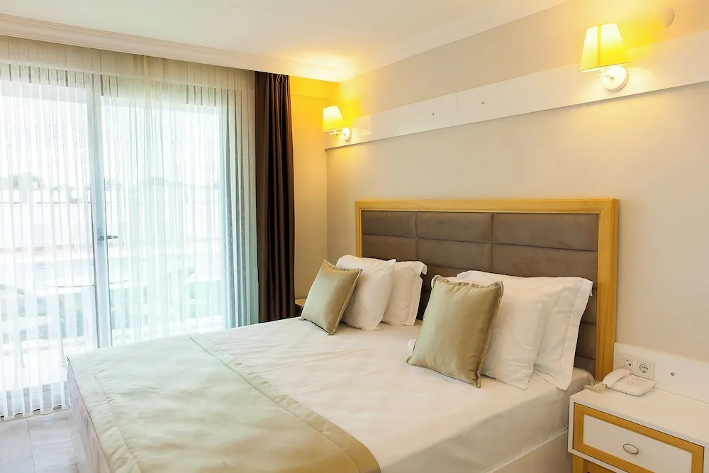 Deluxe Tek Büyük Yataklı Oda, 1 Çift Kişilik Yatak, Havuz Manzaralı