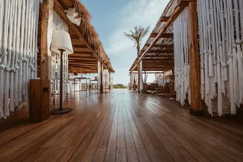 Cumeja - Beach Club & Hotel