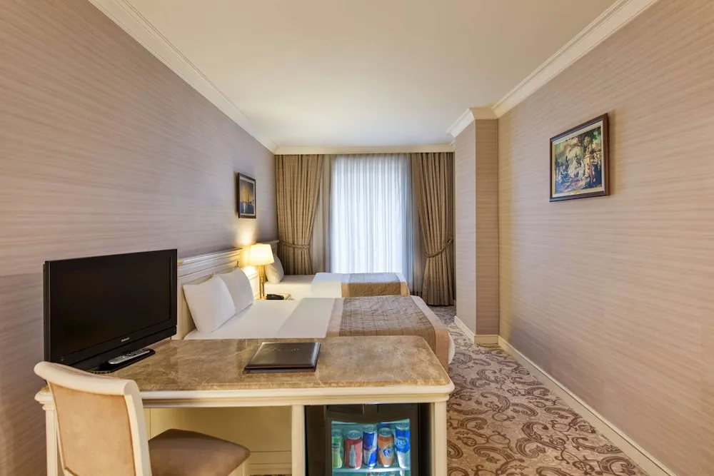 Classic Room with Queen Size Bed