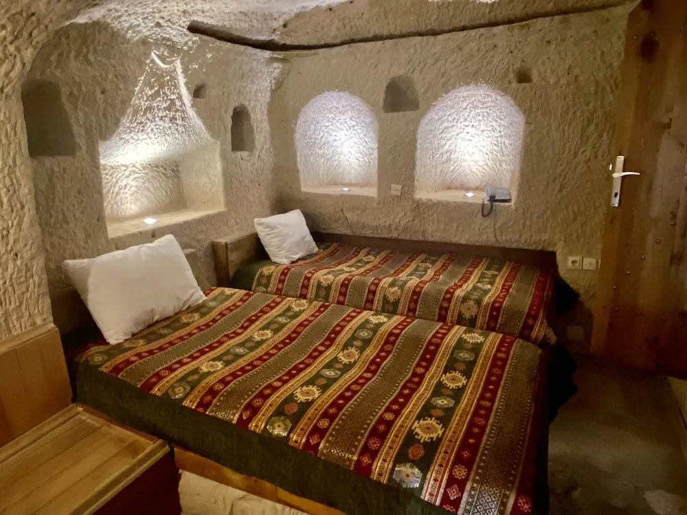 Queen Cave with Terrace (2 Bedrooms) - 17