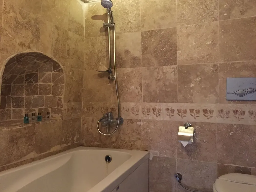 Queen Cave with Terrace (2 Bedrooms) - 17