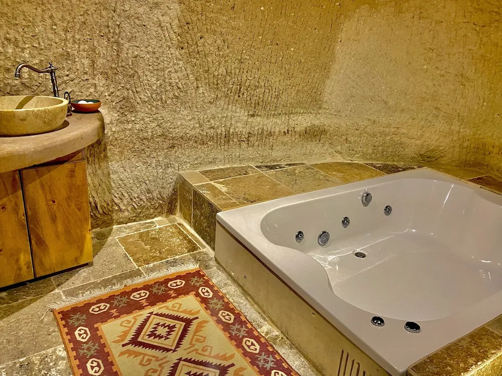 Queen Cave with Terrace (2 Bedrooms) - 17