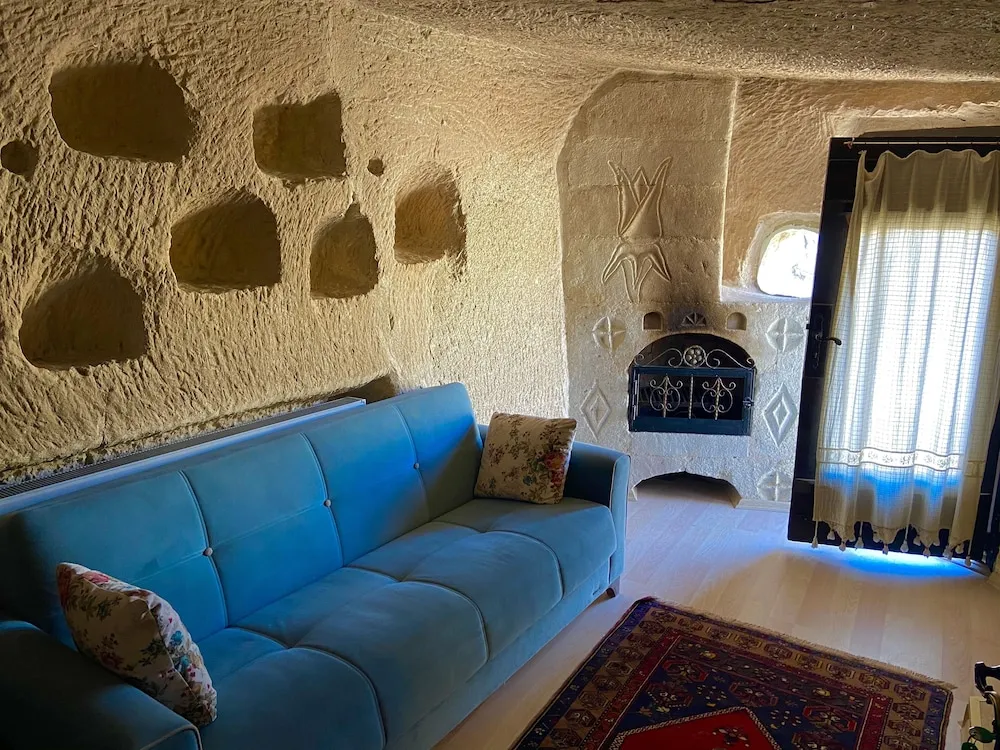 Queen Cave with Terrace (2 Bedrooms) - 17