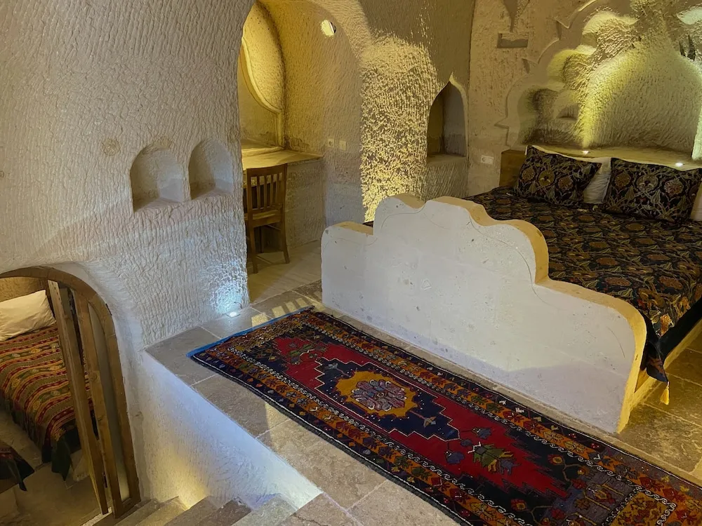 Queen Cave with Terrace (2 Bedrooms) - 17