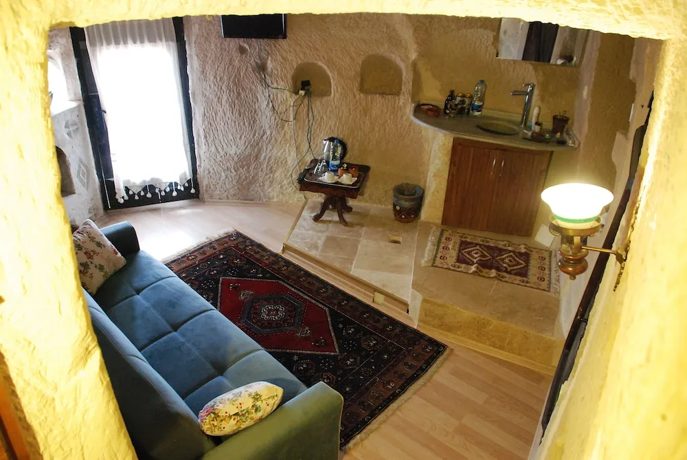 Queen Cave with Terrace (2 Bedrooms) - 17