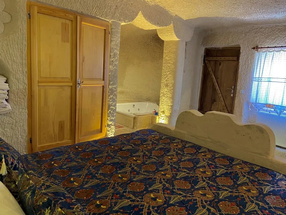 Queen Cave with Terrace (2 Bedrooms) - 17