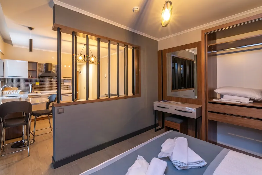 Deluxe Stüdyo, Köşe