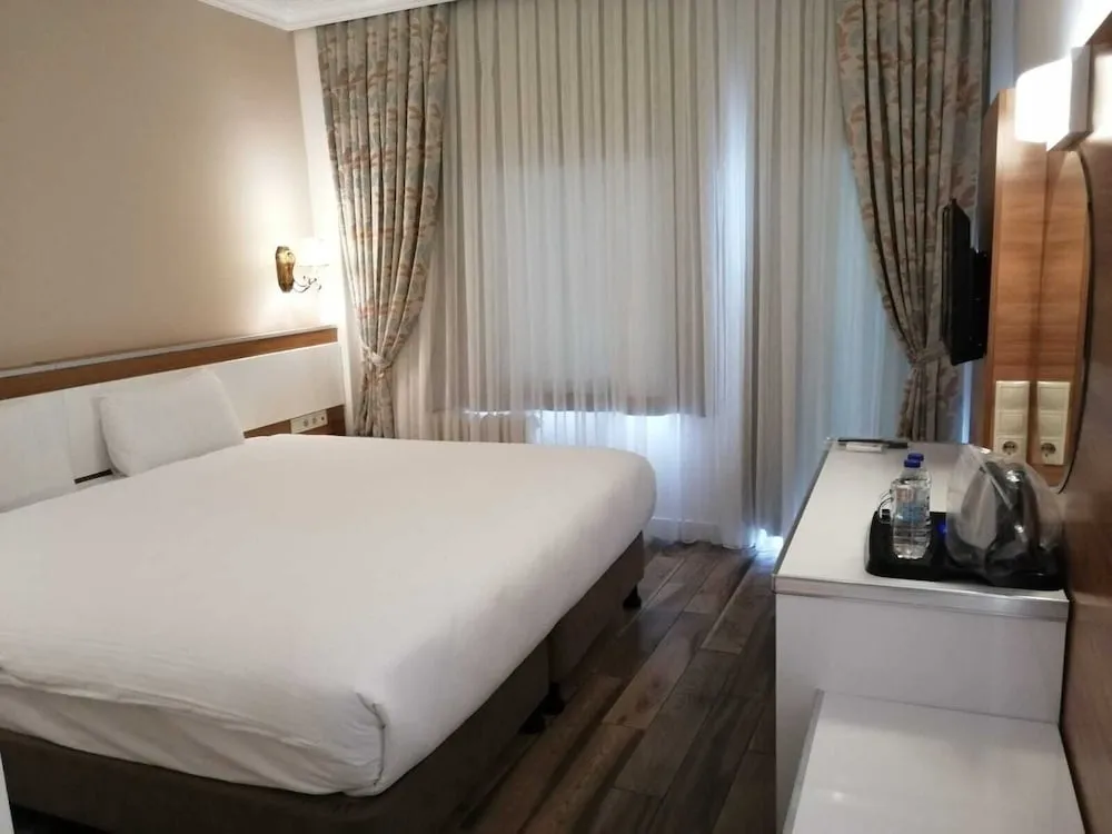 Deluxe Tek Büyük veya İki Ayrı Yataklı Oda, 1 Yatak Odası, Sigara İçilmez, Havuz Manzaralı