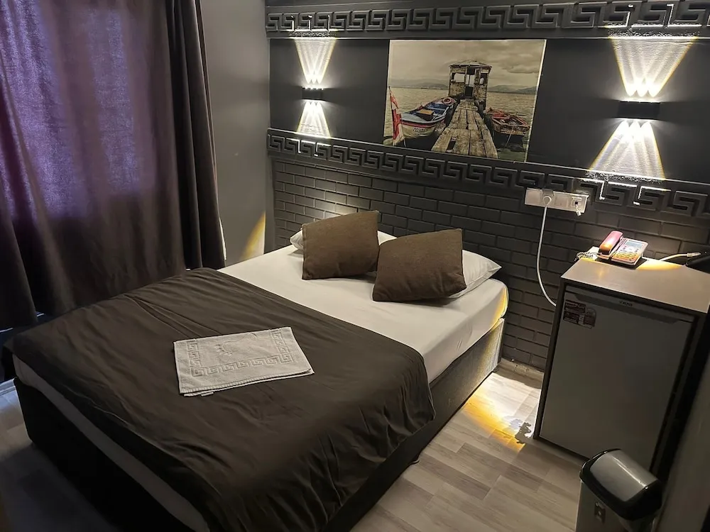 Honeymoon Tek Büyük Yataklı Oda
