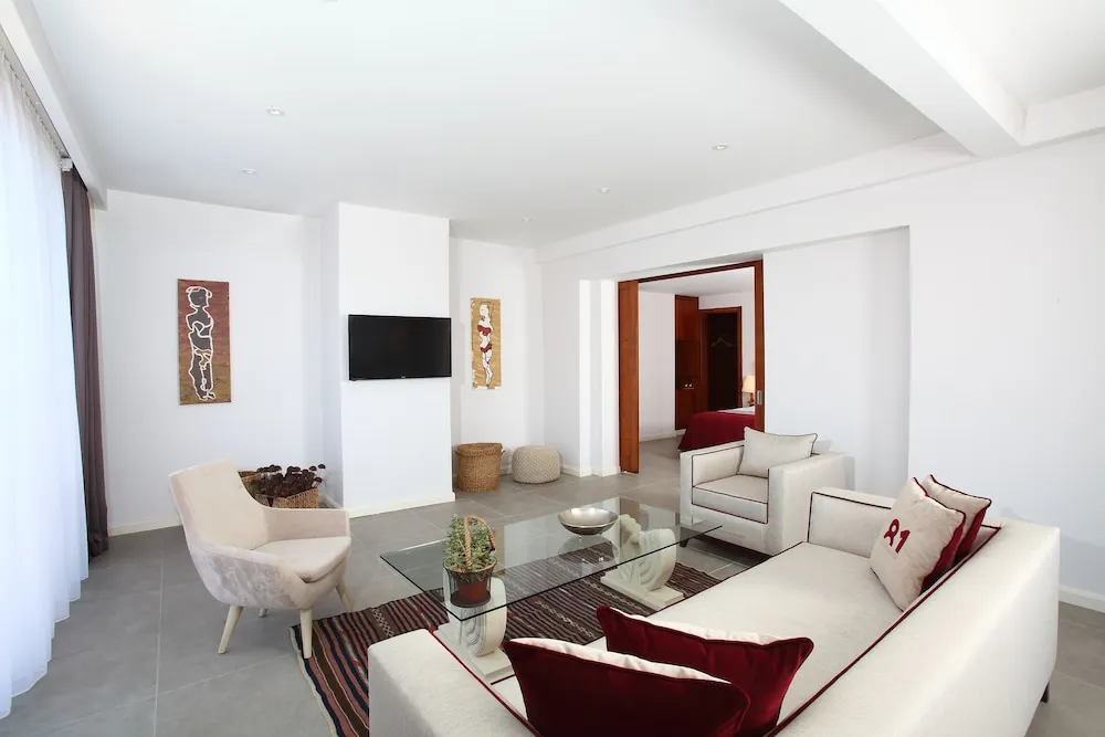 Suite 81