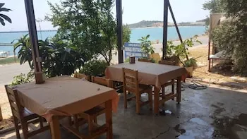 Bobus Restaurant & Bungalow