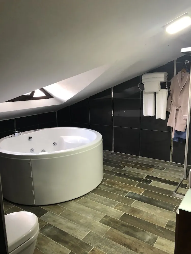 Junior Çatı Katı (Loft), 1 En Büyük (King) Boy Yatak