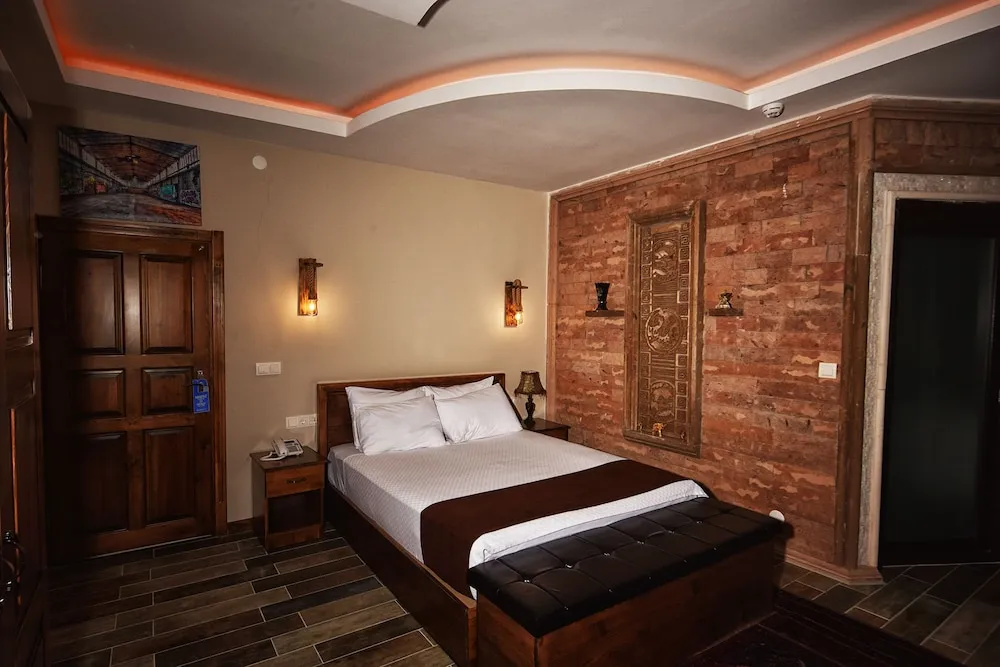 Design Oda, 1 Büyük (Queen) Boy Yatak, Bahçe Manzaralı