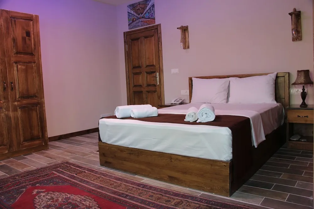 Design Oda, 1 Büyük (Queen) Boy Yatak, Bahçe Manzaralı