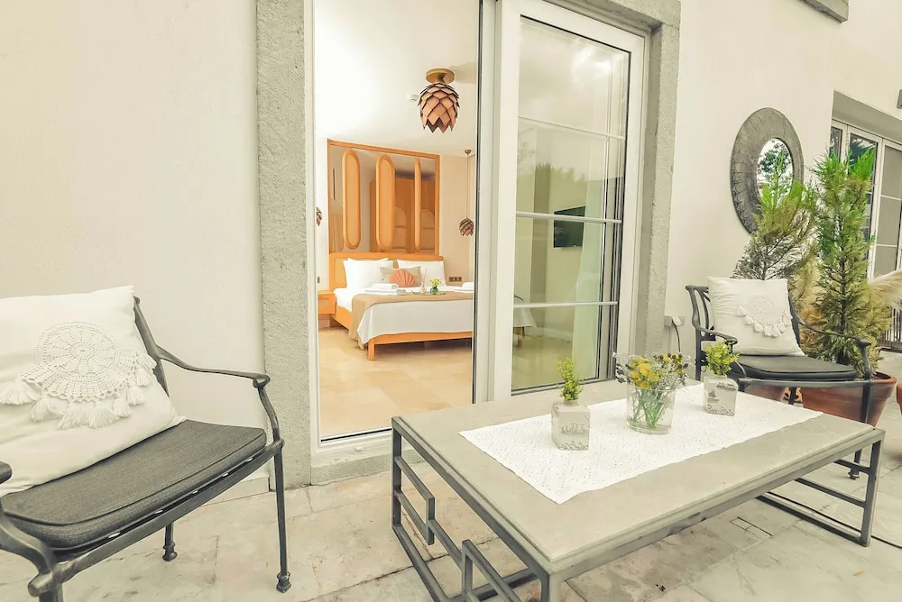 Bahce Kati Deluxe Havuz Manzarali 2 kisilik