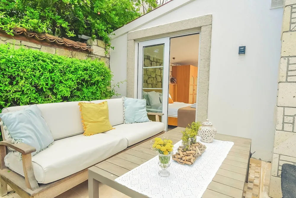 Bahce Kati Deluxe Havuz Manzarali 2 kisilik