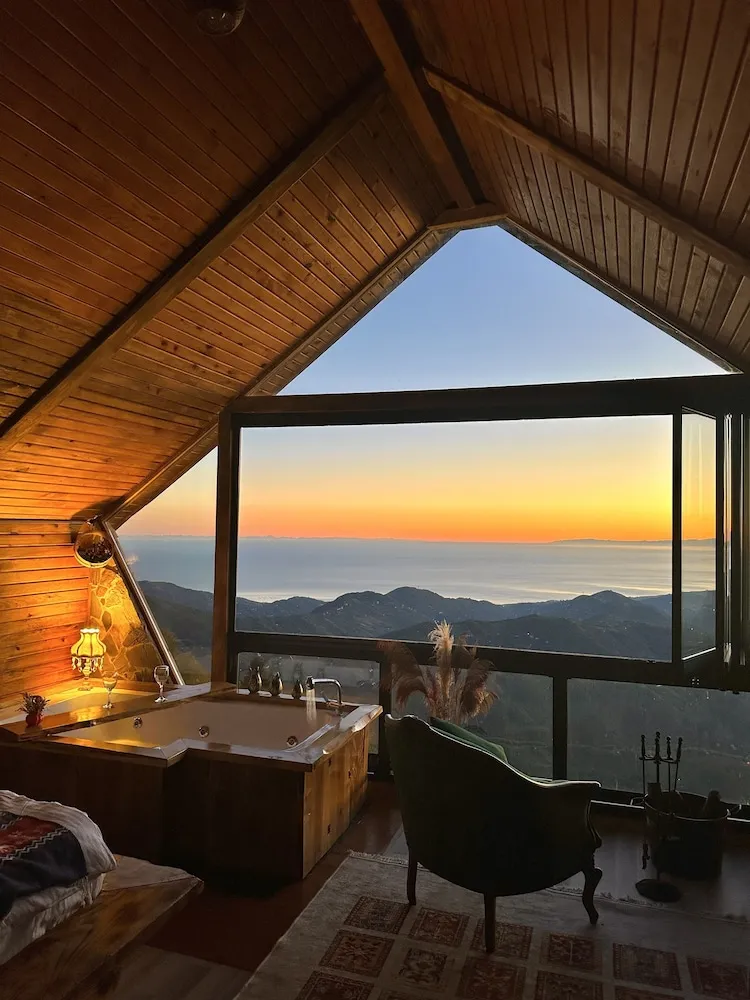 Romantic Dağ Evi, Şehir Manzaralı