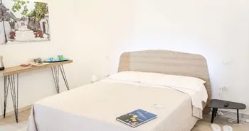 Ailanthus Holiday Suites