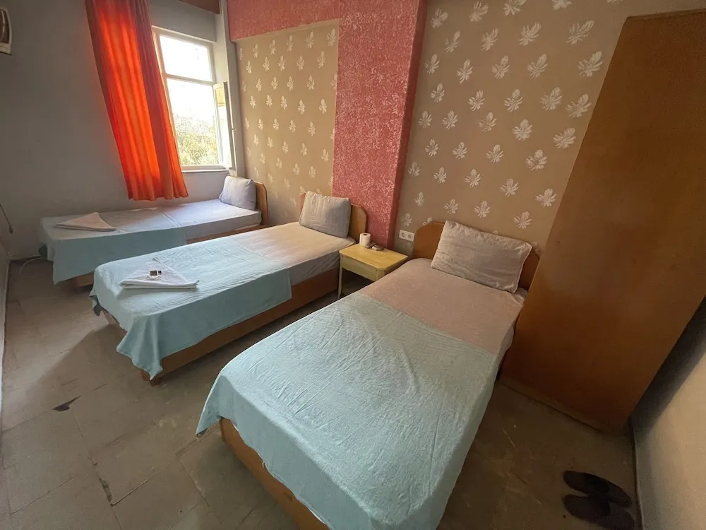 Economy Üç Kişilik Oda, Ortak Banyo