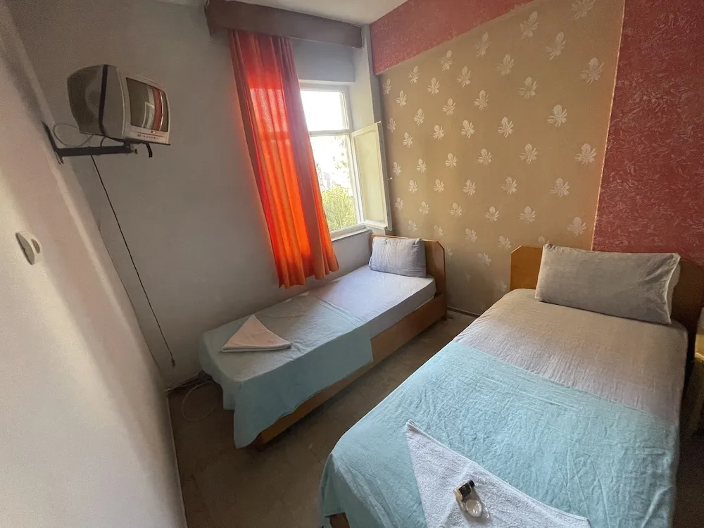 Economy Üç Kişilik Oda, Ortak Banyo