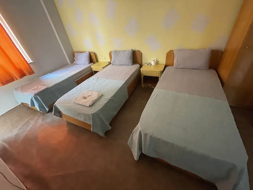 Economy Üç Kişilik Oda, Ortak Banyo