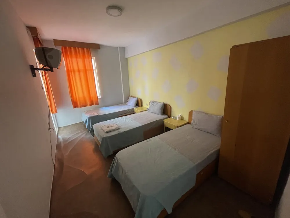 Economy Üç Kişilik Oda, Ortak Banyo