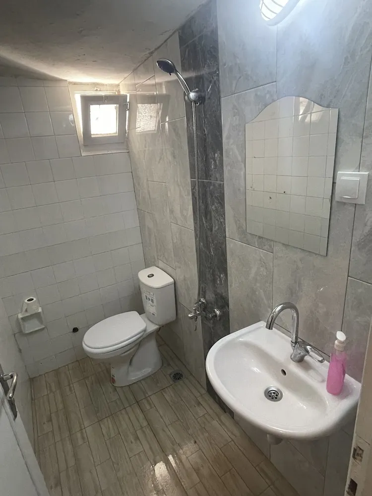 Economy Üç Kişilik Oda, Ortak Banyo
