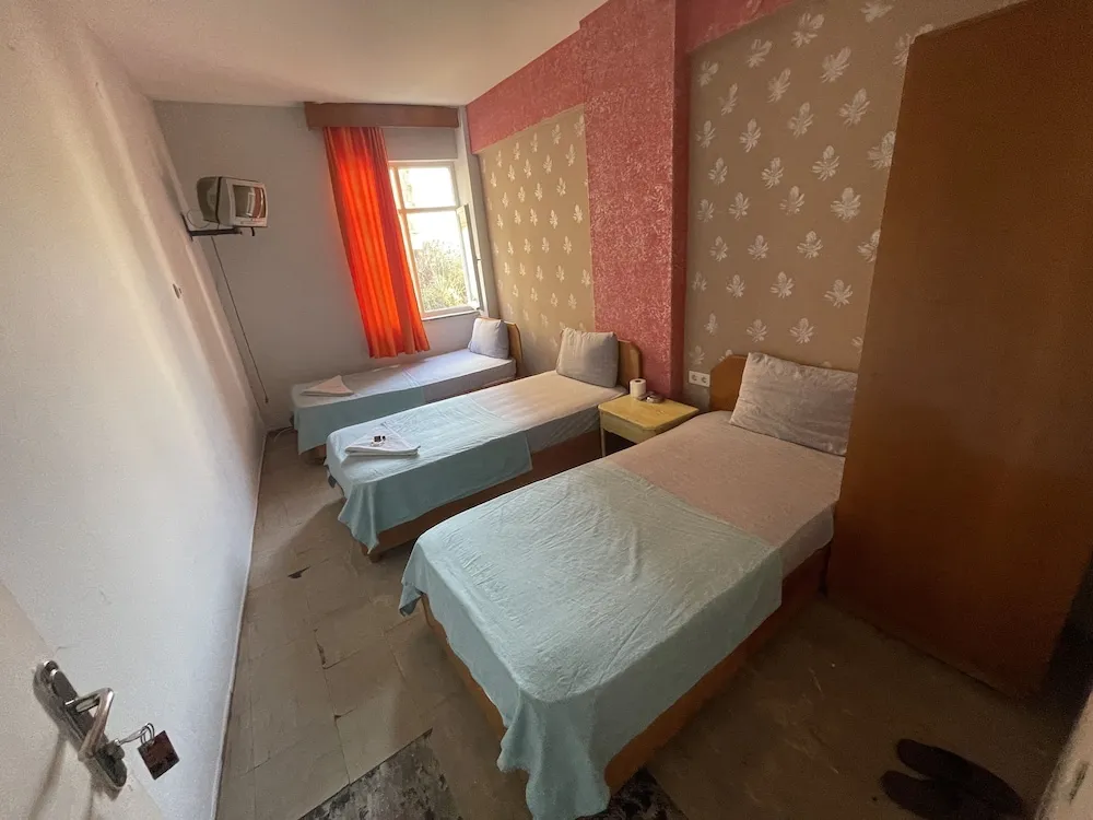 Economy Üç Kişilik Oda, Ortak Banyo