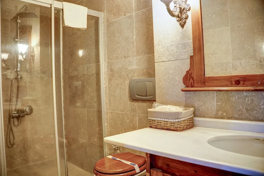 King Cave Suite