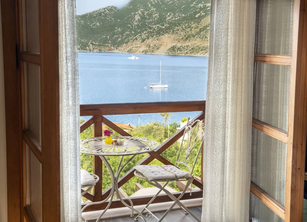 Tek Büyük veya İki Ayrı Yataklı Oda, Deniz Manzaralı (Zeytin)