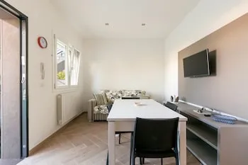 Absolute Suite Apartments