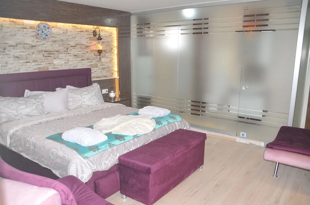 Deluxe Süit, 1 En Büyük (King) Boy Yatak, Balkon, Havuz Manzaralı