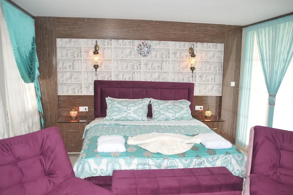 Deluxe Süit, 1 En Büyük (King) Boy Yatak, Balkon, Havuz Manzaralı