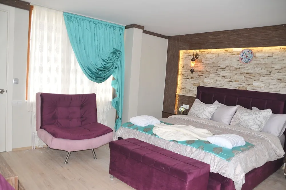 Deluxe Süit, 1 En Büyük (King) Boy Yatak, Balkon, Havuz Manzaralı