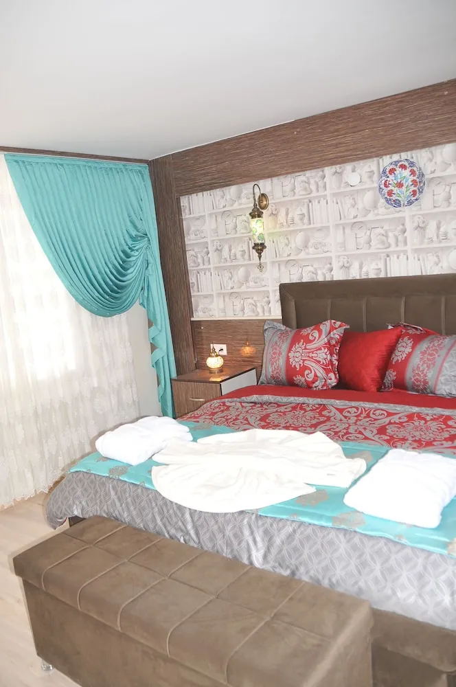 Comfort Dört Kişilik Oda, 4 Yatak Odası, Balkon, Havuz Manzaralı