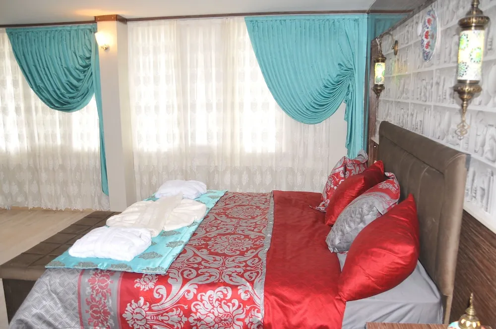 Comfort Dört Kişilik Oda, 4 Yatak Odası, Balkon, Havuz Manzaralı