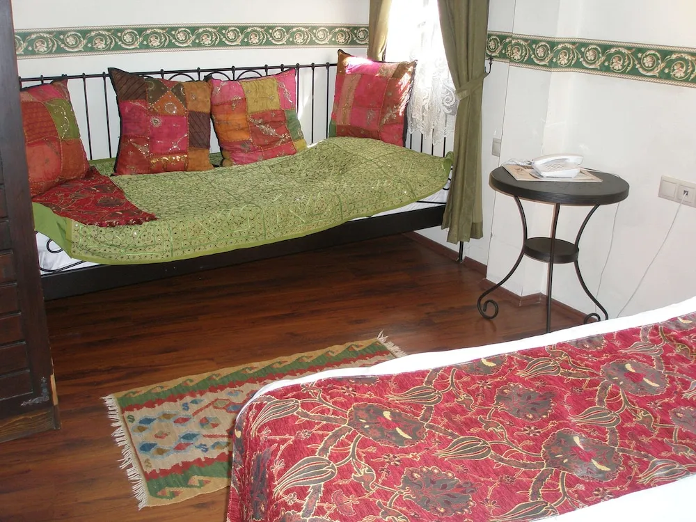 Traditional Üç Kişilik Oda