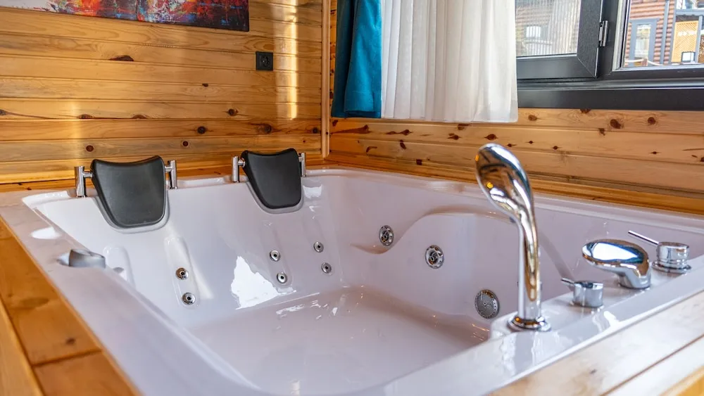 Jakuzili Üç Kisilik Bungalov